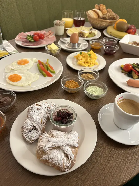 Gedeckter Frühstückstisch im Burghotel Schlaining.