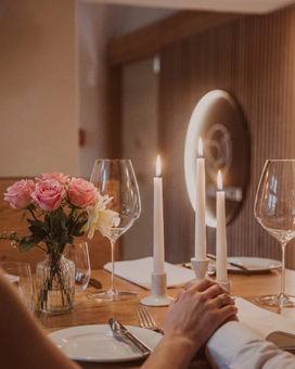 Bild vom Kranich romantisch gedeckter Tisch mit Kerzenschein