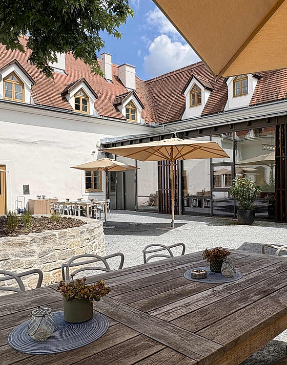 Innenhof des Burghotel Schlaining im Herbst (c) Roswitha Riedl. Innenhof des Burghotel Schlaining im Herbst (c) Roswitha Riedl.