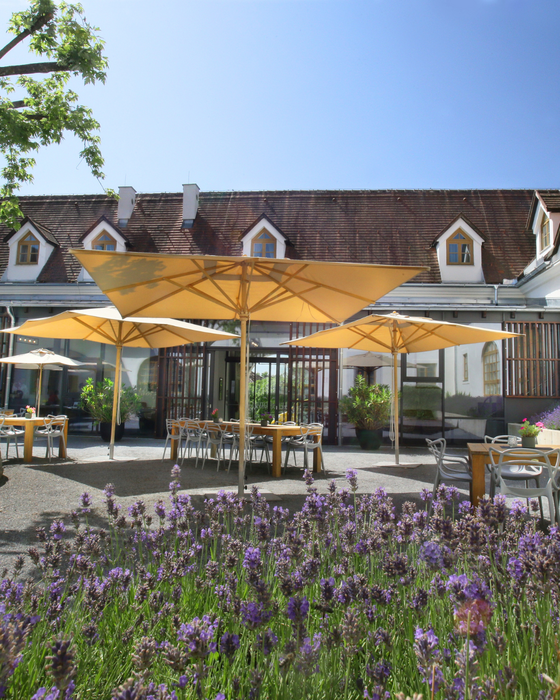 Innenhof Burghotel Schlaining im Sommer