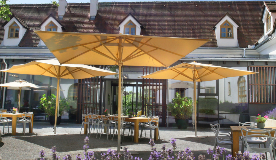 Innenhof Burghotel Schlaining im Sommer