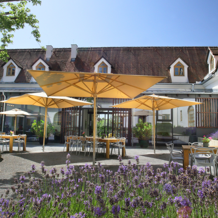 Innenhof Burghotel Schlaining im Sommer