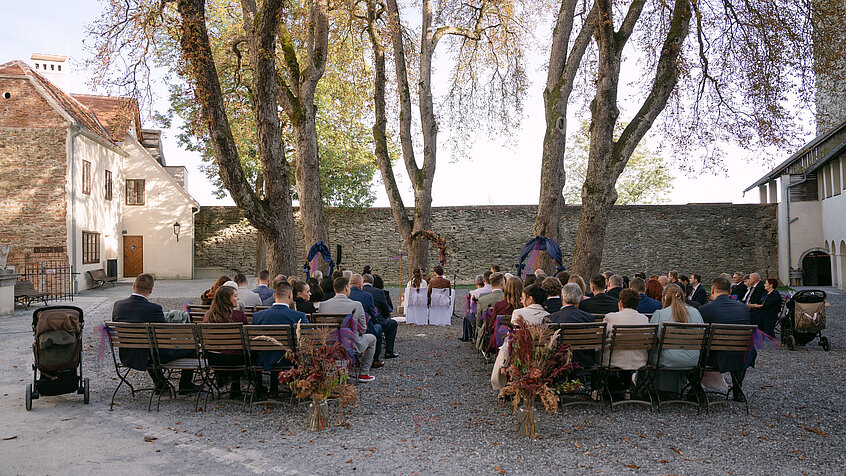 Herbstliche Trauung im Burghof (c) Melanie und Markus Photo & Film.