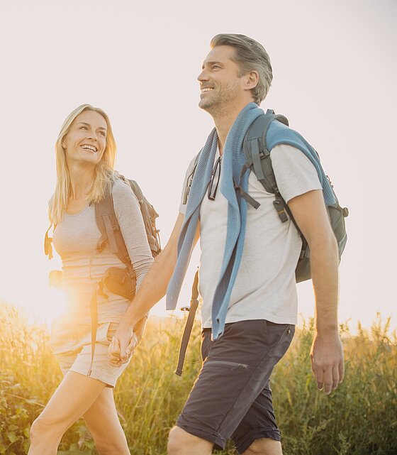 Paar beim Wandern im Sonnenuntergang (c) Bad Tatzmannsdorf Tourismus - K. Schrotter Photograph.
