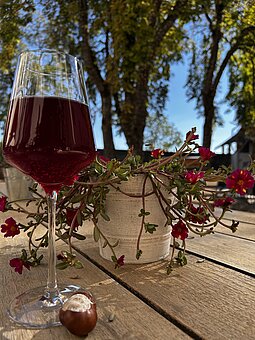 Glas mit Sturm im Burghof