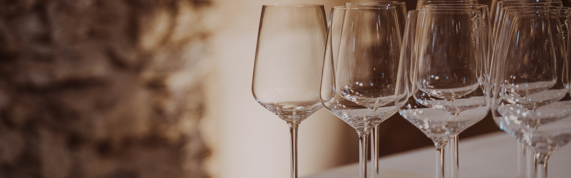 Tisch mit Weingläsern in der Weinkosterei.