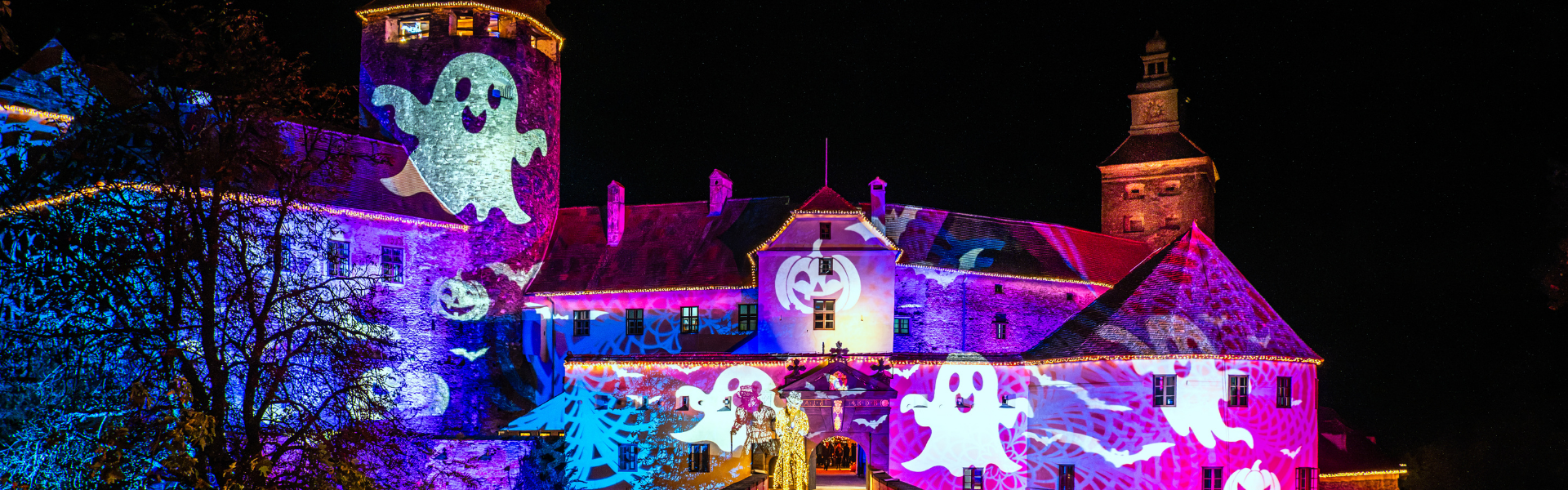 Magische Beleuchtung und fantastische Fabelwesen auf Burg Schlaining (c) Burgenland Tourismus MFilm
