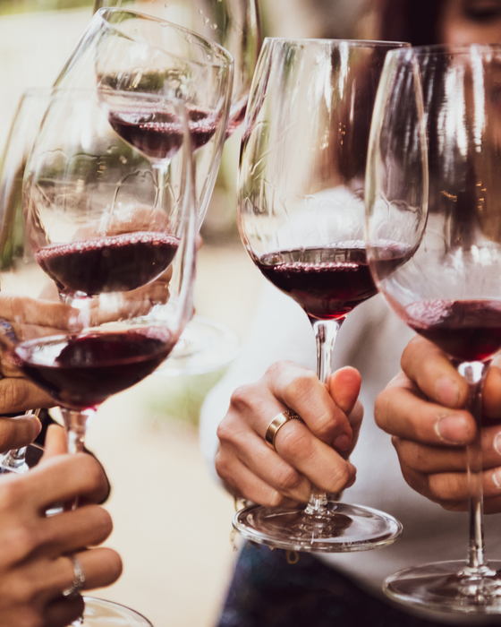 Anstoßen mit Rotwein Gläser