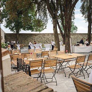 Innenhof mit Tischen der Burg Schlaining.