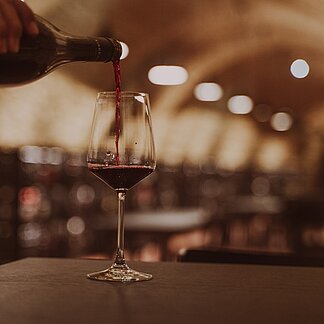 Wein einschenken in der Weinkosterei Vinothek Burgenland.