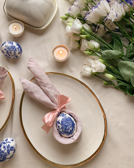 Nahaufnahme von Teller mit Osterdeko