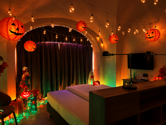 Dekoriertes Halloween Zimmer Thema Kürbis