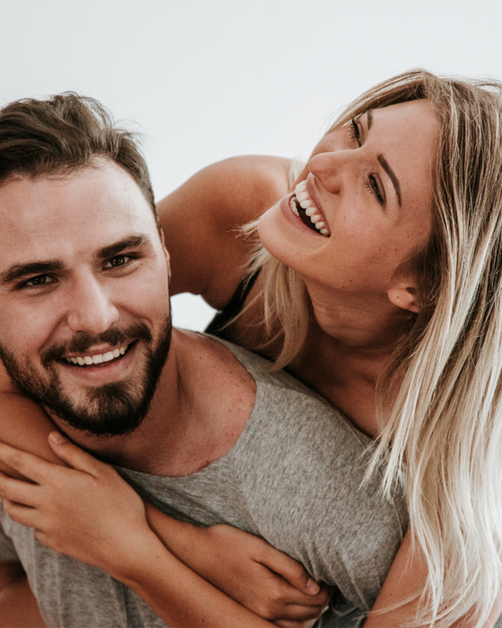 Pärchen, das sich umarmt Pärchen, das sich umarmt