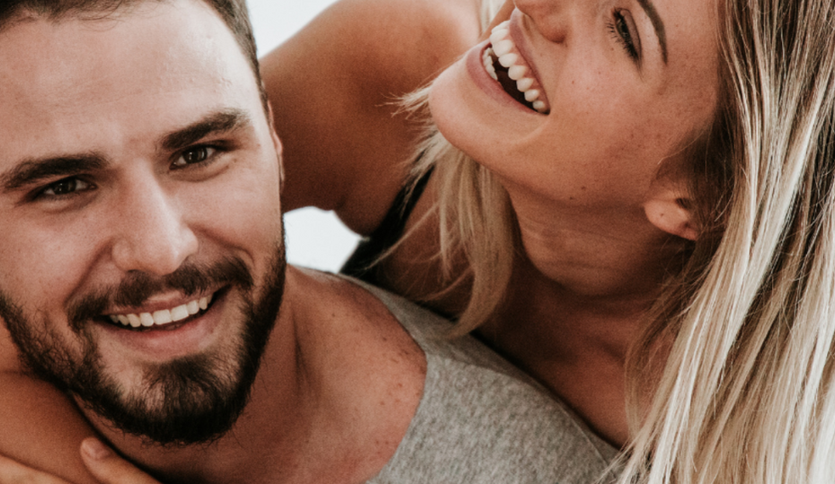 Pärchen, das sich umarmt.