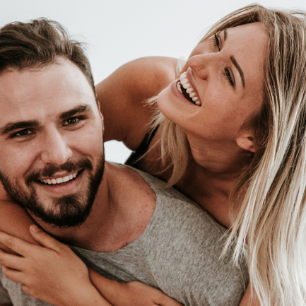 Pärchen, das sich umarmt.