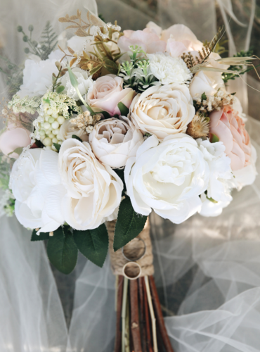 Brautstrauß mit weißen Rosen.