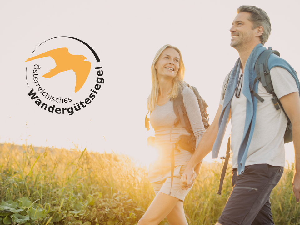 Paar beim Wandern im Sonnenuntergang ©Bad Tatzmannsdorf Tourismus - K. Schrotter Photograph.