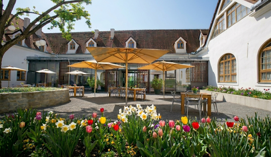Innenhof Burghotel Schlaining Frühling