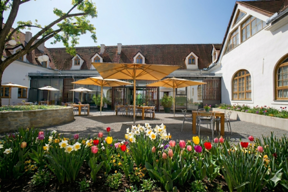 Innenhof Burghotel Schlaining im Frühling