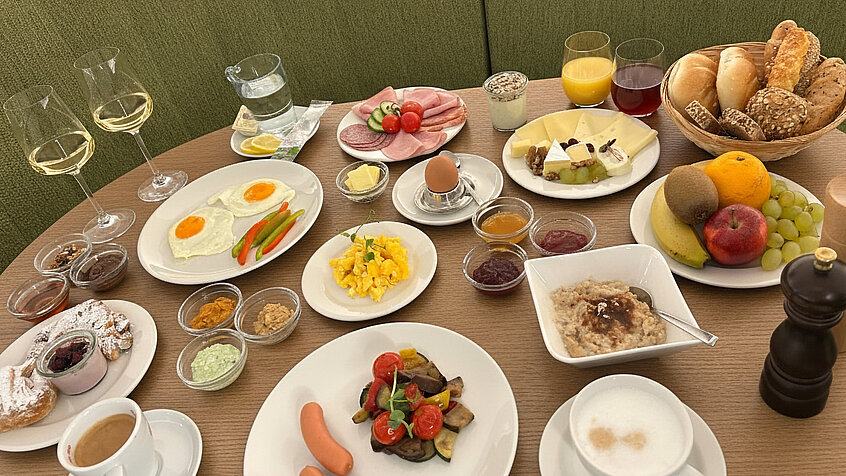 Reichichlich gedeckter Frühstückstisch im Burghotel Schlaining. 