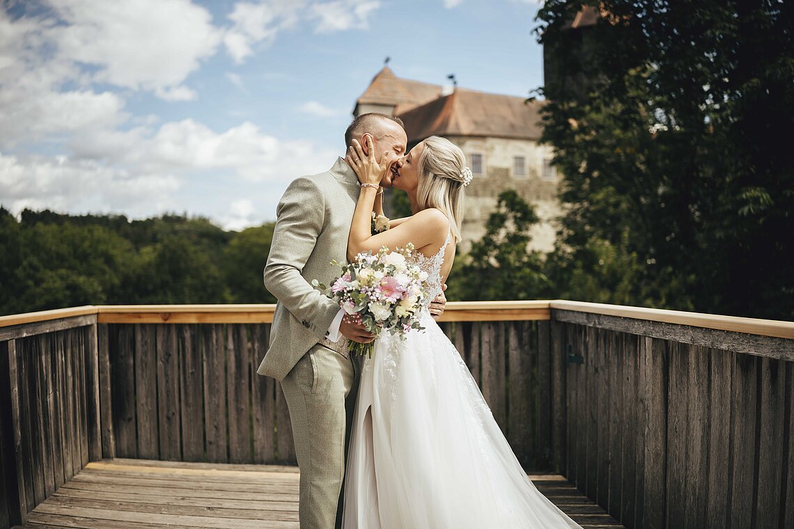 Lisa & Oliver romantische Sommerhochzeit auf Burg Schlaining (c) Foto Fraller.