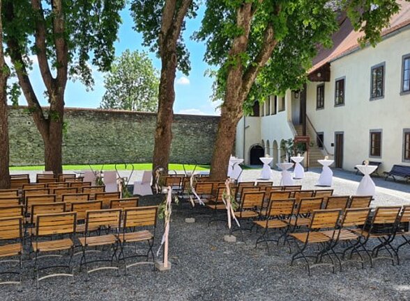Hochzeitssetting im Burginnenhof 
