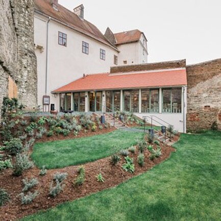 Garten im Innenhof der Burg Schlaining. Garten im Innenhof der Burg Schlaining.
