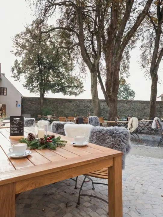 Winterliche Getränke im Innenhof der Burg Schlaining