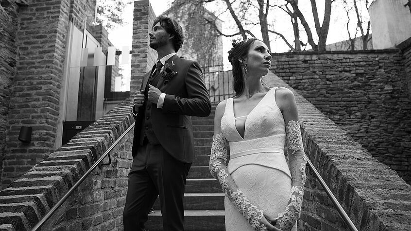 Iris und Andreas im Innenhof der Burg Schlaining (c) Melanie und Markus Photo & Film.