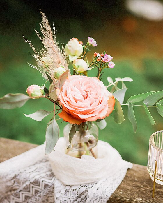 Blumendeko bei einer Hochzeit auf der Burg Schlaining.
