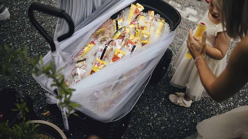 Eis für die kleinen Gäste bei der Agape im Innenhof (c) Foto Fraller.