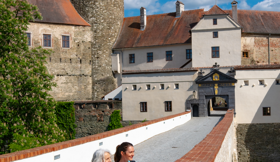 Wanderer auf der Brücke vor Burg Schlaining (c) Burgenland Tourismus MFilm