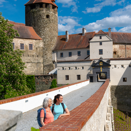 Wanderer auf der Brücke vor Burg Schlaining (c) Burgenland Tourismus MFilm