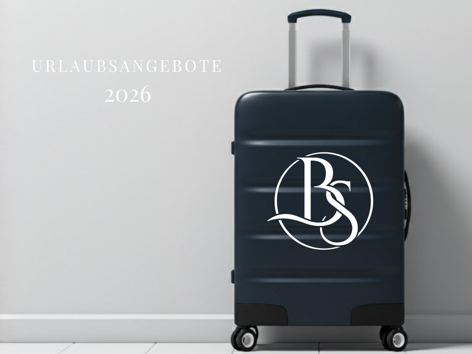 dunkelblauer Rollkoffer vor einer weißen Wand stehend.