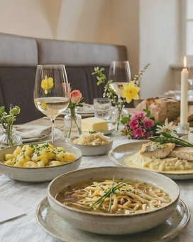 schön gedeckter Tisch mit Fritattensuppe, Kartoffeln und weiteres zum Vatertag 