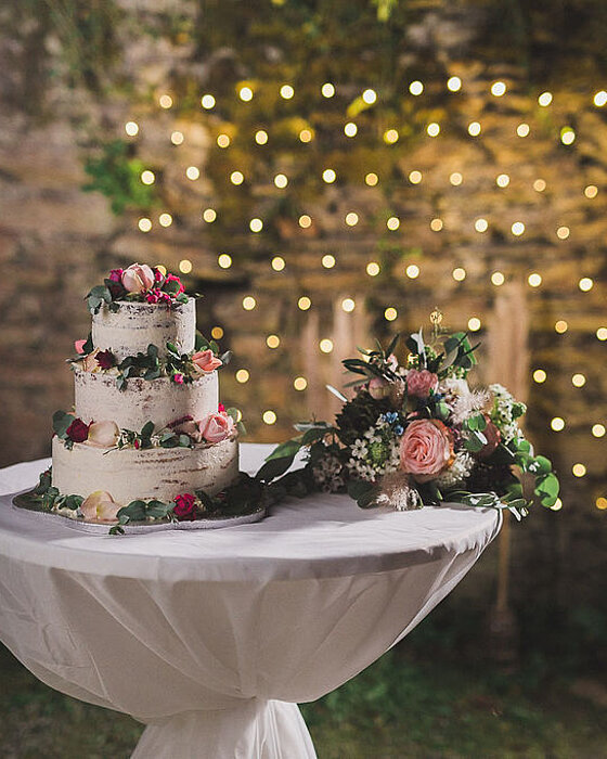 Hochzeitstorte und Brautstrauß Hochzeitstorte und Brautstrauß