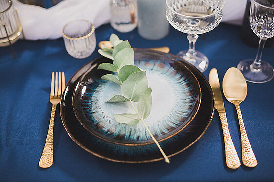 festlich gedeckter Tisch bei einer Hochzeit.
