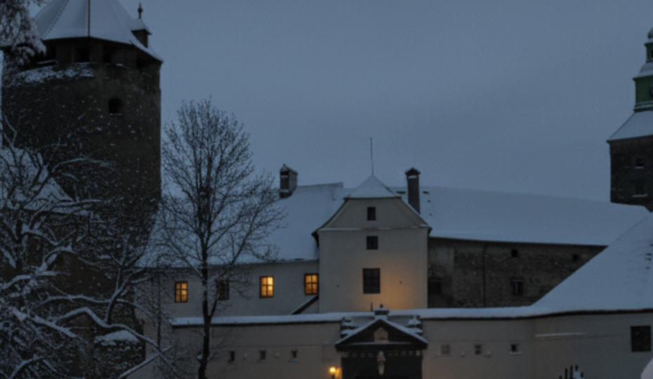 Winterliche Außenaufnahme der Friedensburg Schlaining.