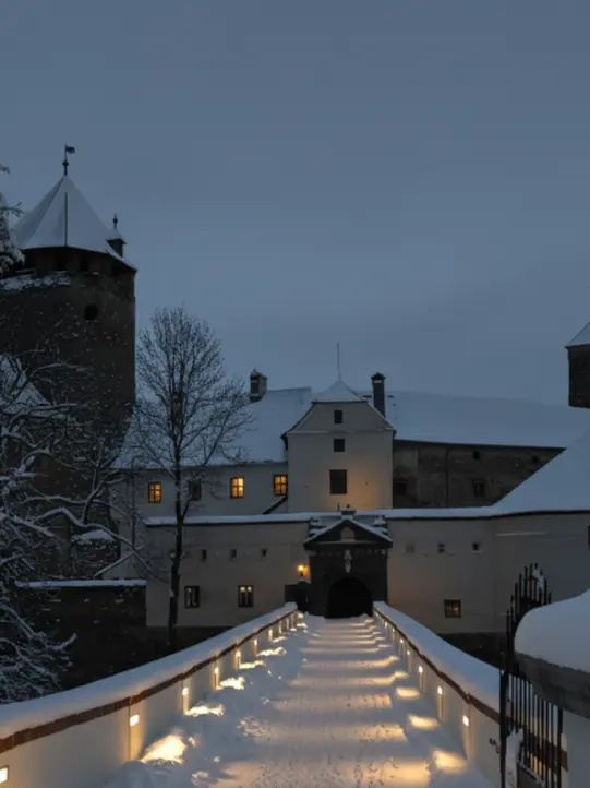 Winterliche Außenaufnahme der Friedensburg Schlaining.